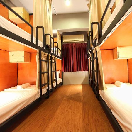 Thonglor Travellers Hostel And Cafe Bangkok Esterno foto