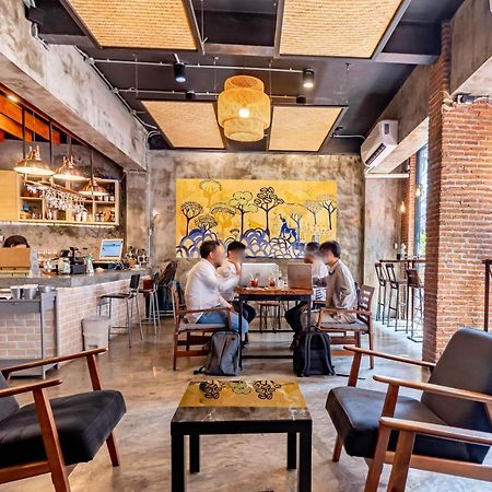 Thonglor Travellers Hostel And Cafe Bangkok Esterno foto