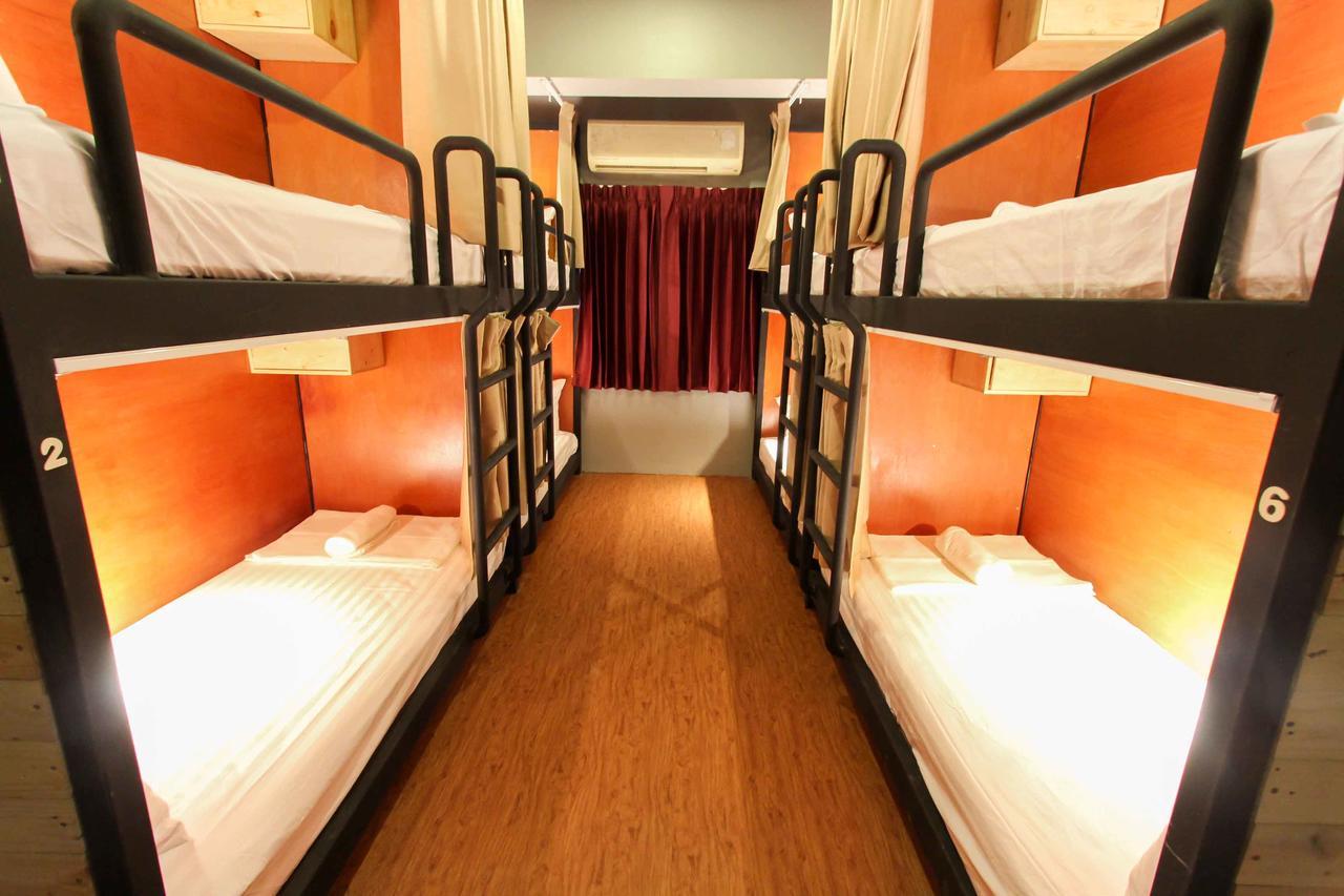 Thonglor Travellers Hostel And Cafe Bangkok Esterno foto