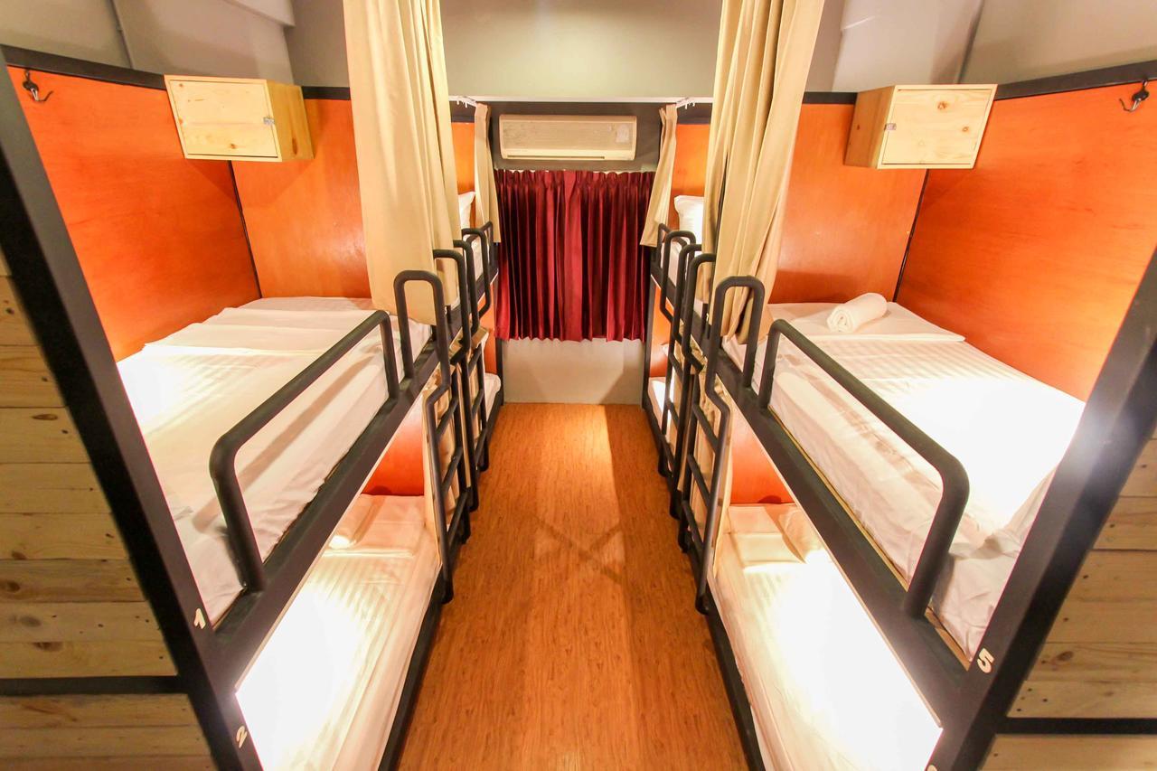 Thonglor Travellers Hostel And Cafe Bangkok Esterno foto