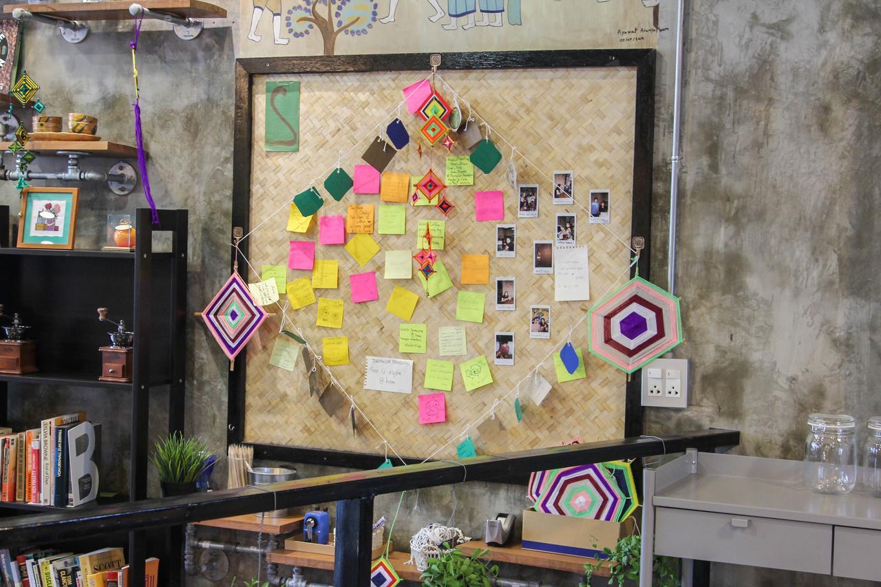 Thonglor Travellers Hostel And Cafe Bangkok Esterno foto