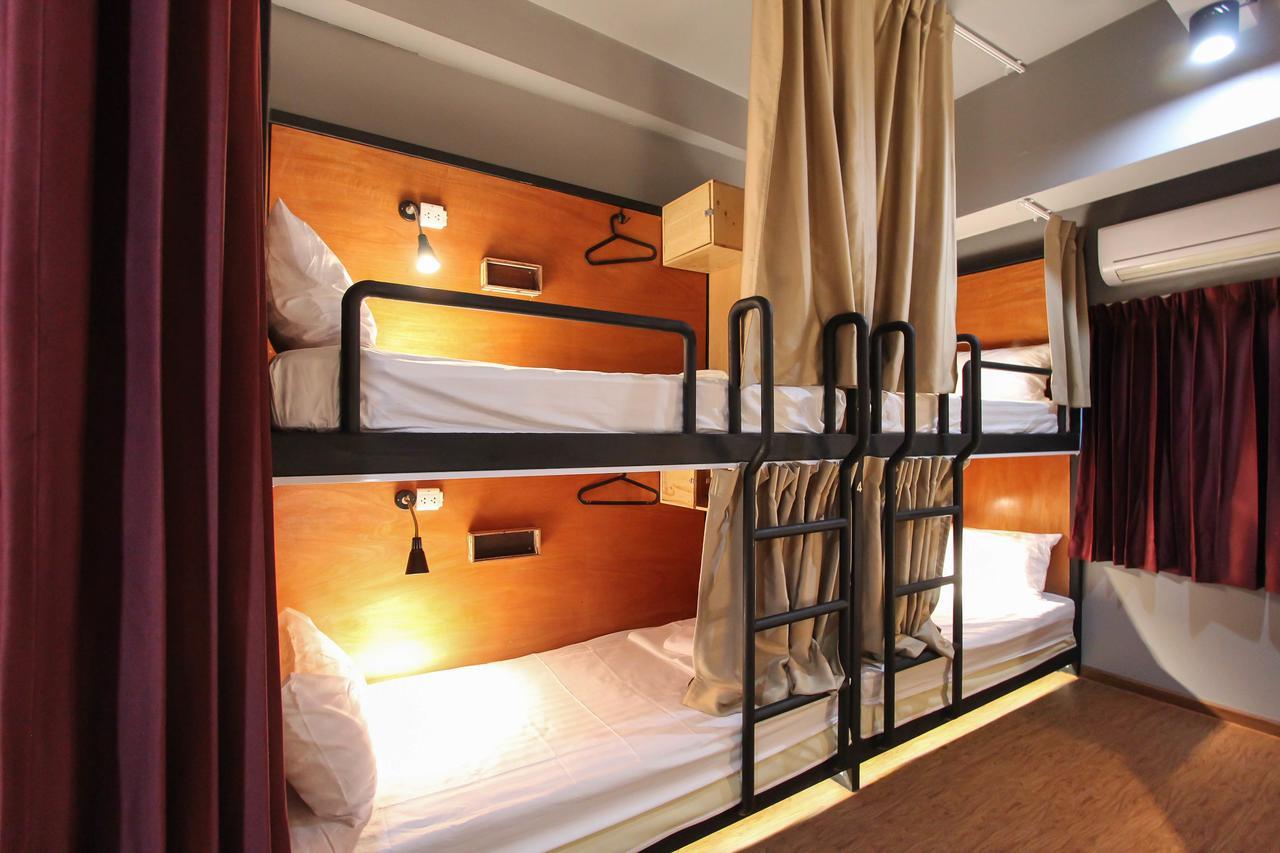 Thonglor Travellers Hostel And Cafe Bangkok Esterno foto