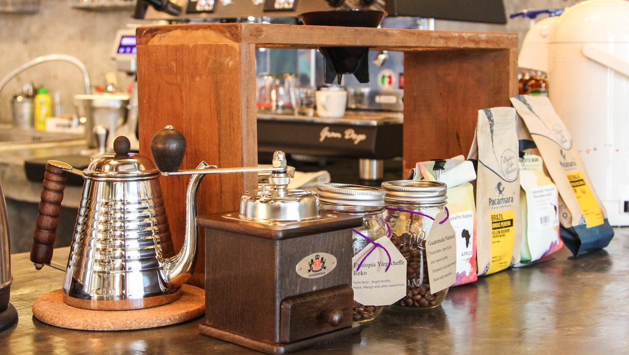 Thonglor Travellers Hostel And Cafe Bangkok Esterno foto
