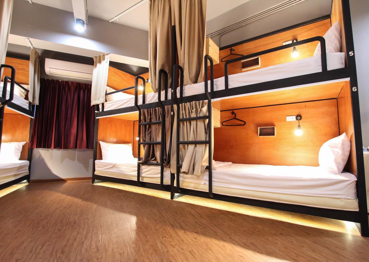 Thonglor Travellers Hostel And Cafe Bangkok Esterno foto