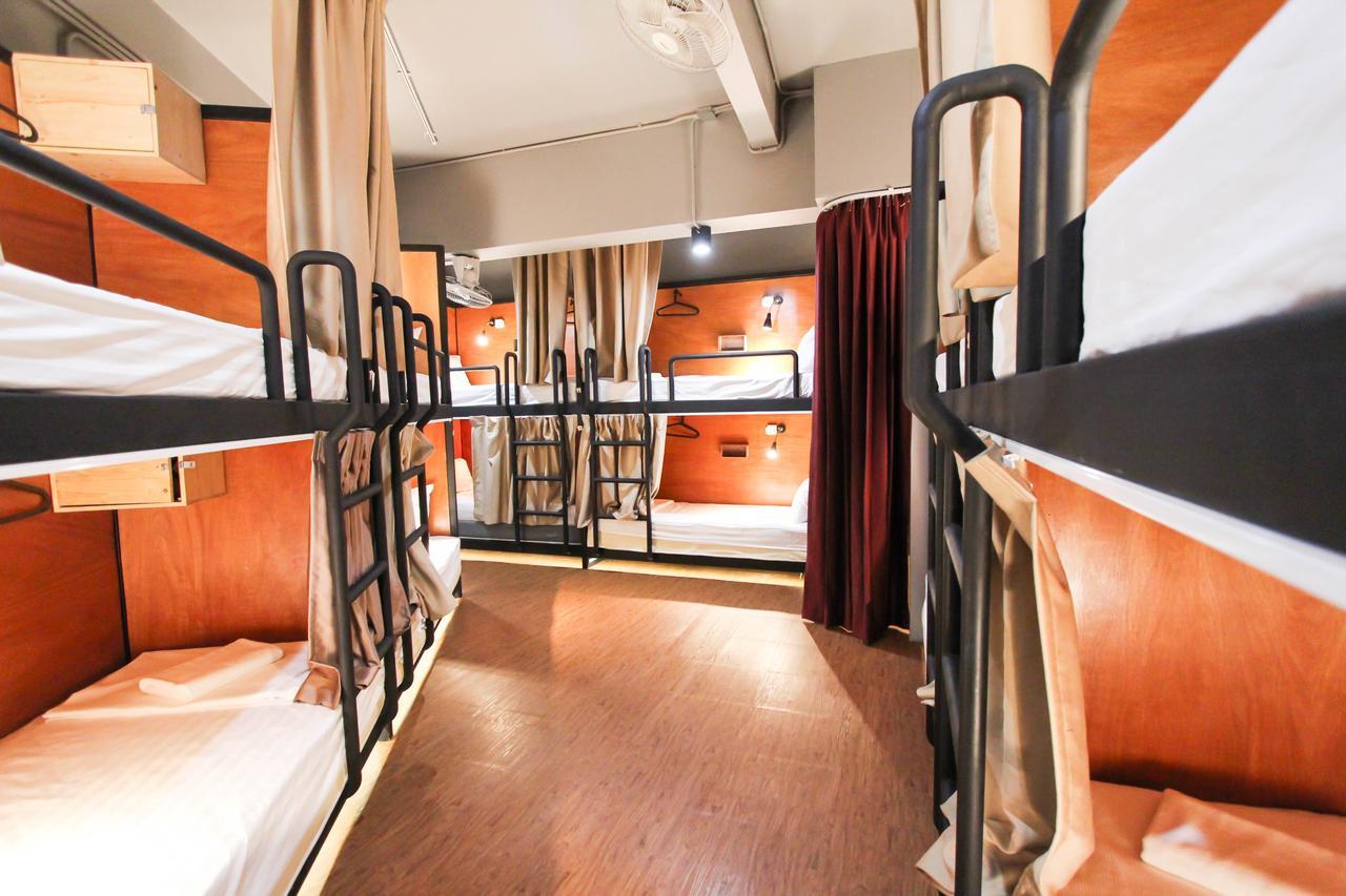 Thonglor Travellers Hostel And Cafe Bangkok Esterno foto