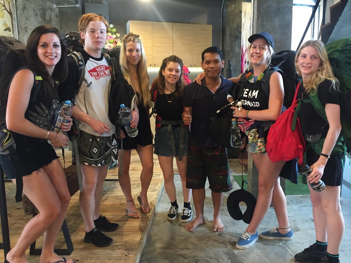 Thonglor Travellers Hostel And Cafe Bangkok Esterno foto