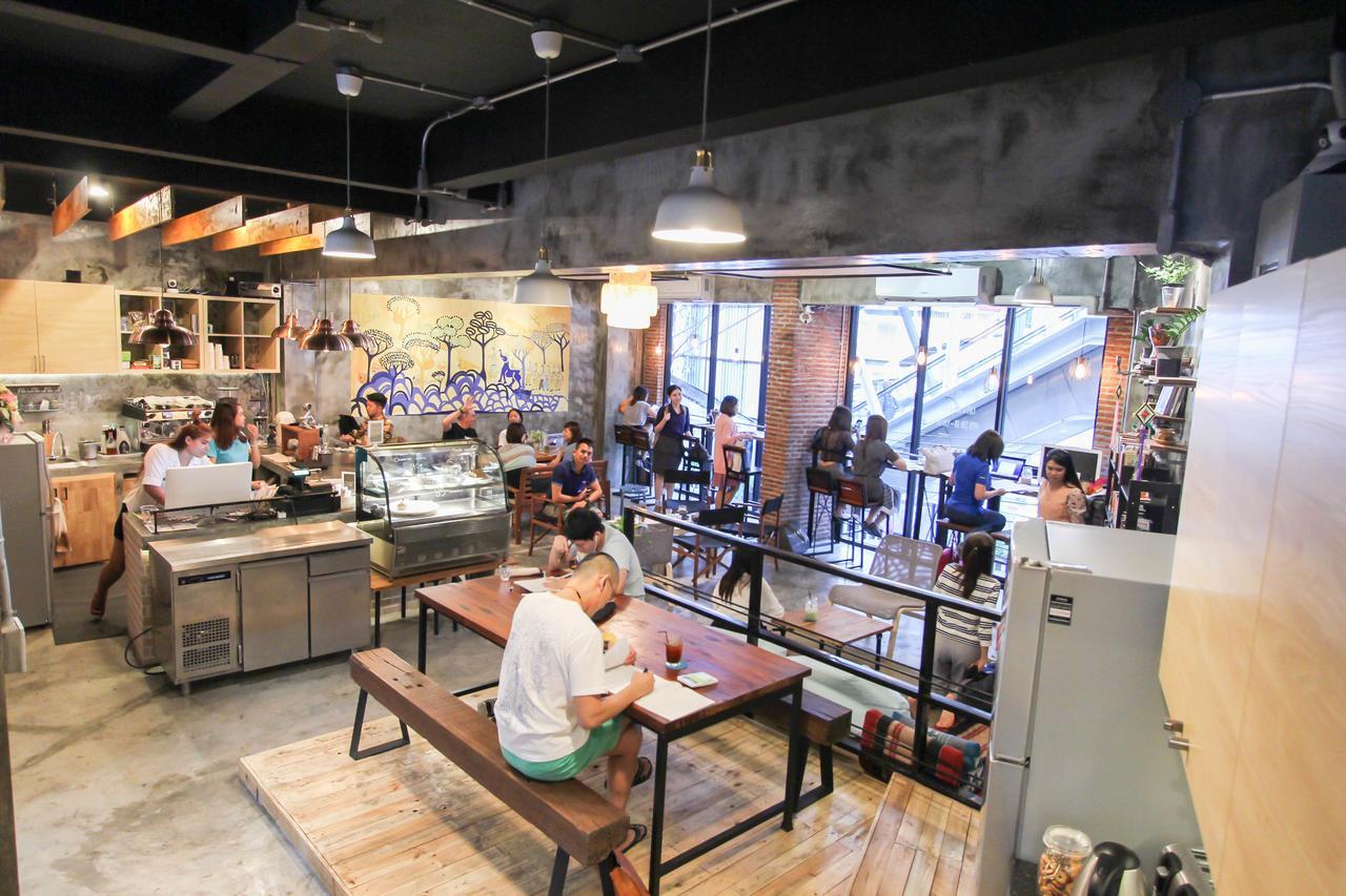 Thonglor Travellers Hostel And Cafe Bangkok Esterno foto