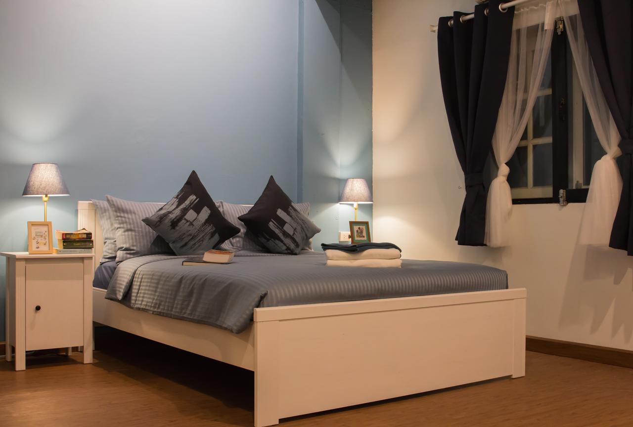 Thonglor Travellers Hostel And Cafe Bangkok Esterno foto