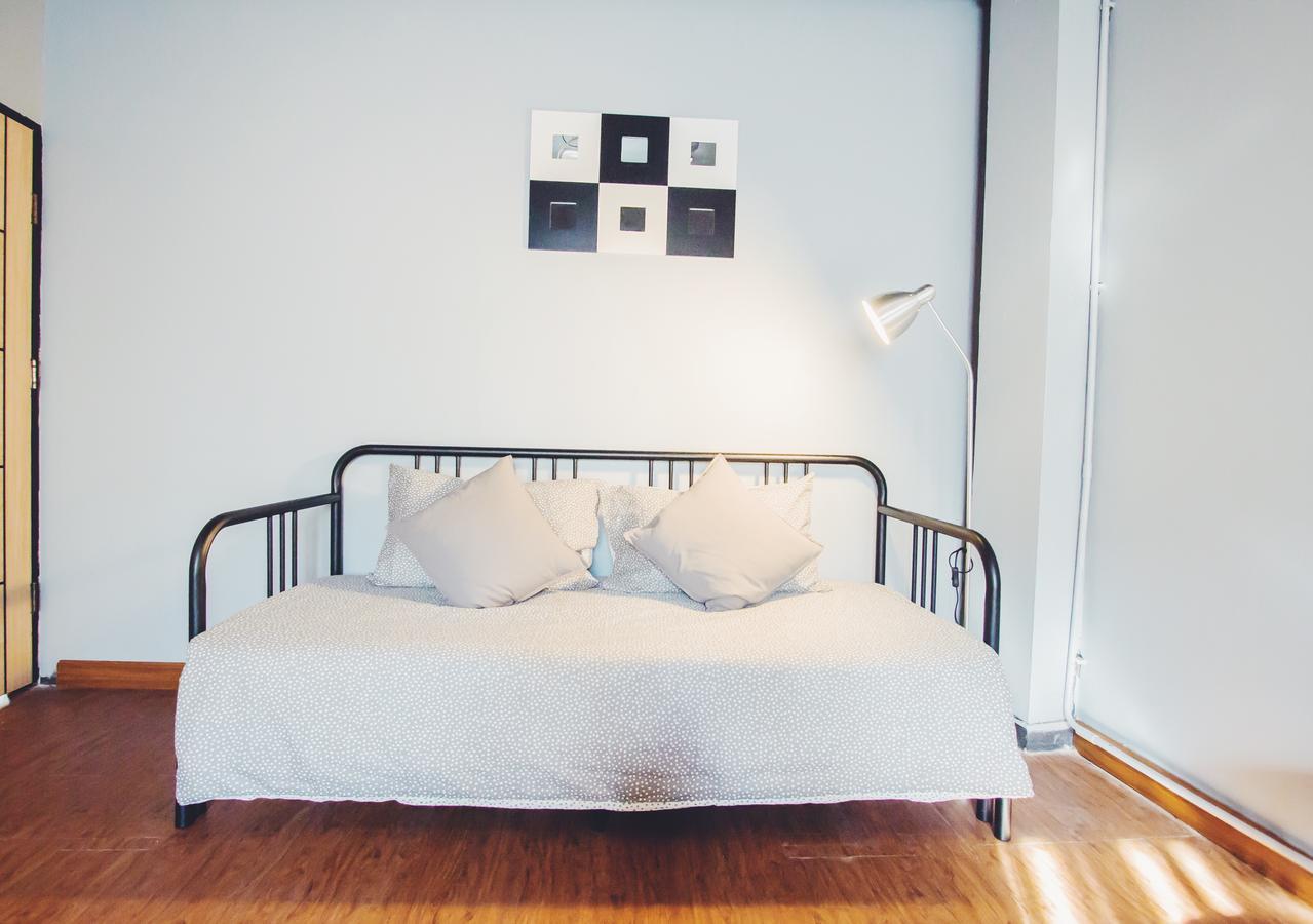 Thonglor Travellers Hostel And Cafe Bangkok Esterno foto