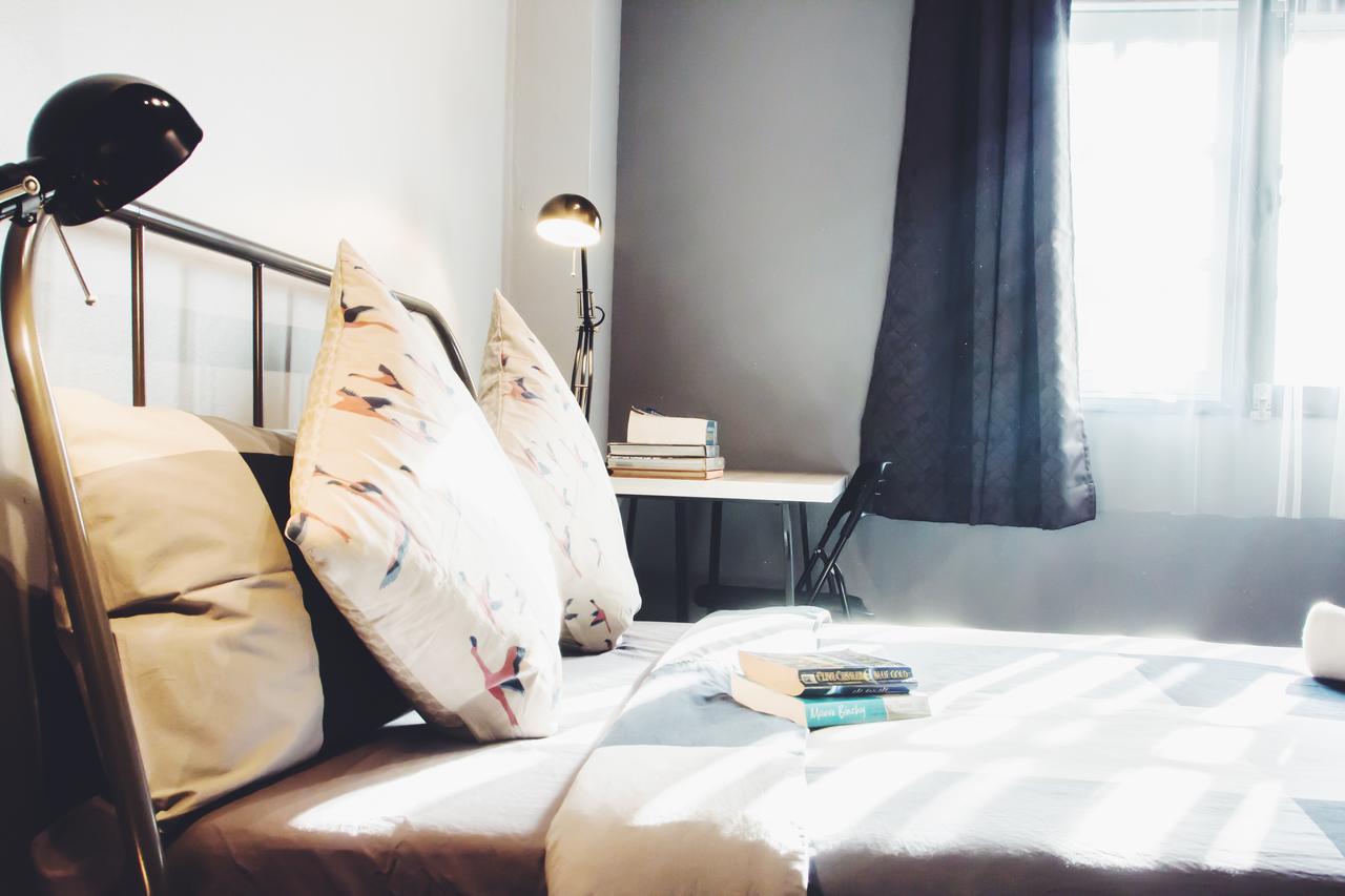 Thonglor Travellers Hostel And Cafe Bangkok Esterno foto