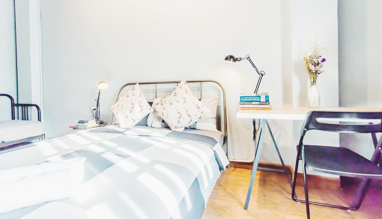 Thonglor Travellers Hostel And Cafe Bangkok Esterno foto