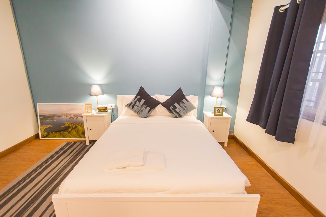 Thonglor Travellers Hostel And Cafe Bangkok Esterno foto