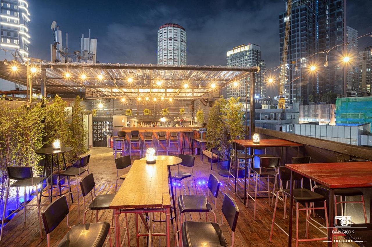 Thonglor Travellers Hostel And Cafe Bangkok Esterno foto