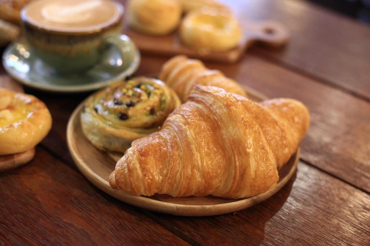 Thonglor Travellers Hostel And Cafe Bangkok Esterno foto