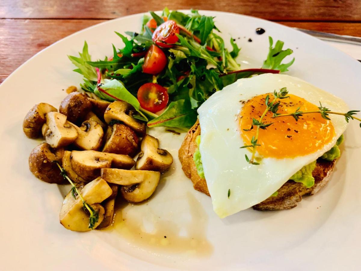 Thonglor Travellers Hostel And Cafe Bangkok Esterno foto