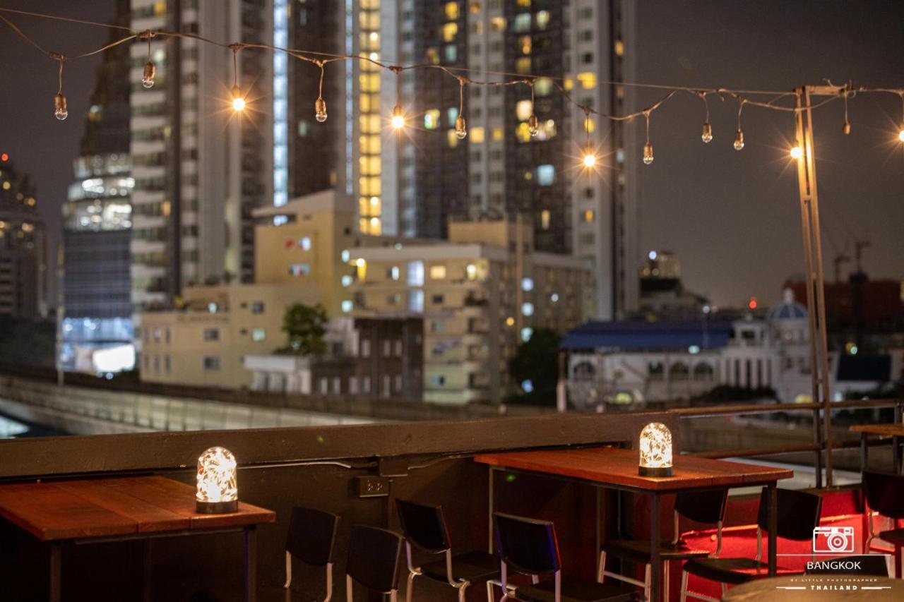 Thonglor Travellers Hostel And Cafe Bangkok Esterno foto