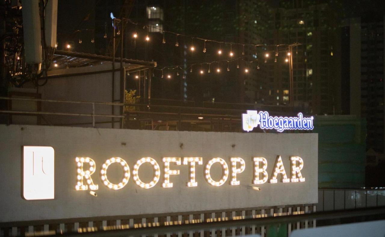 Thonglor Travellers Hostel And Cafe Bangkok Esterno foto