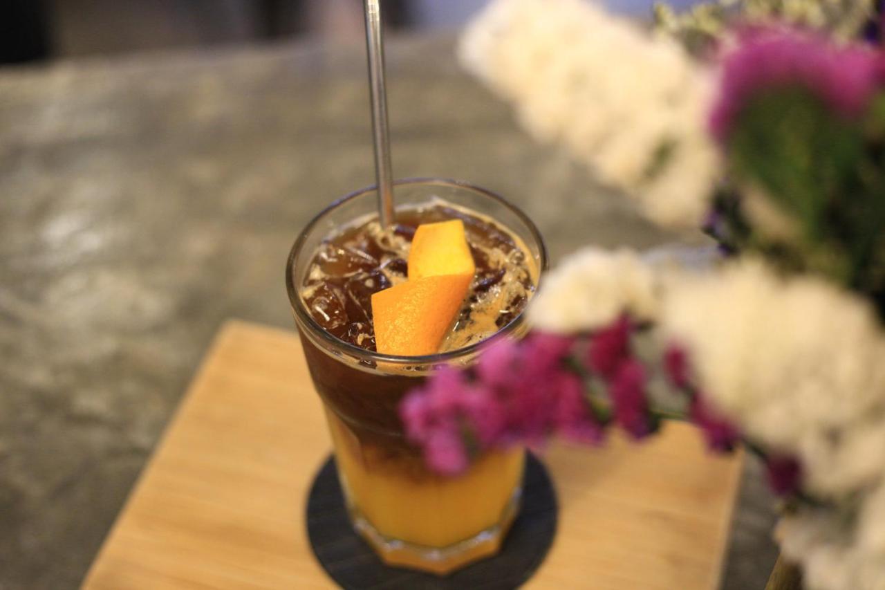 Thonglor Travellers Hostel And Cafe Bangkok Esterno foto