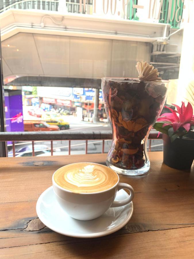 Thonglor Travellers Hostel And Cafe Bangkok Esterno foto
