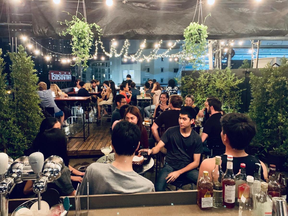 Thonglor Travellers Hostel And Cafe Bangkok Esterno foto