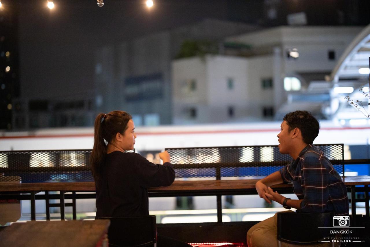 Thonglor Travellers Hostel And Cafe Bangkok Esterno foto
