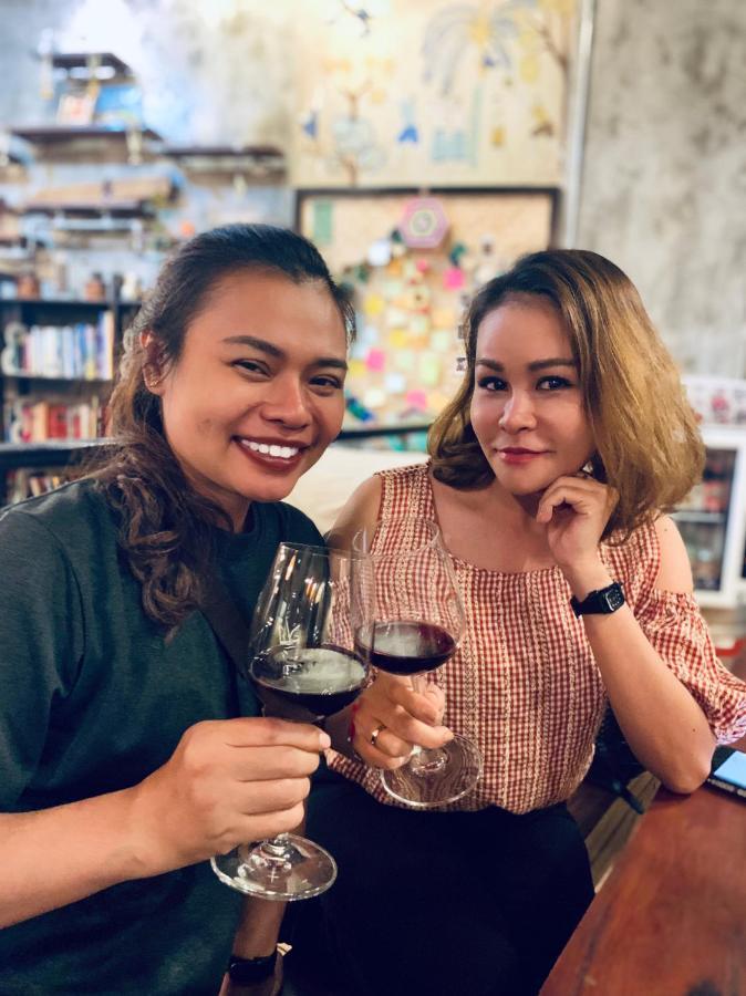 Thonglor Travellers Hostel And Cafe Bangkok Esterno foto