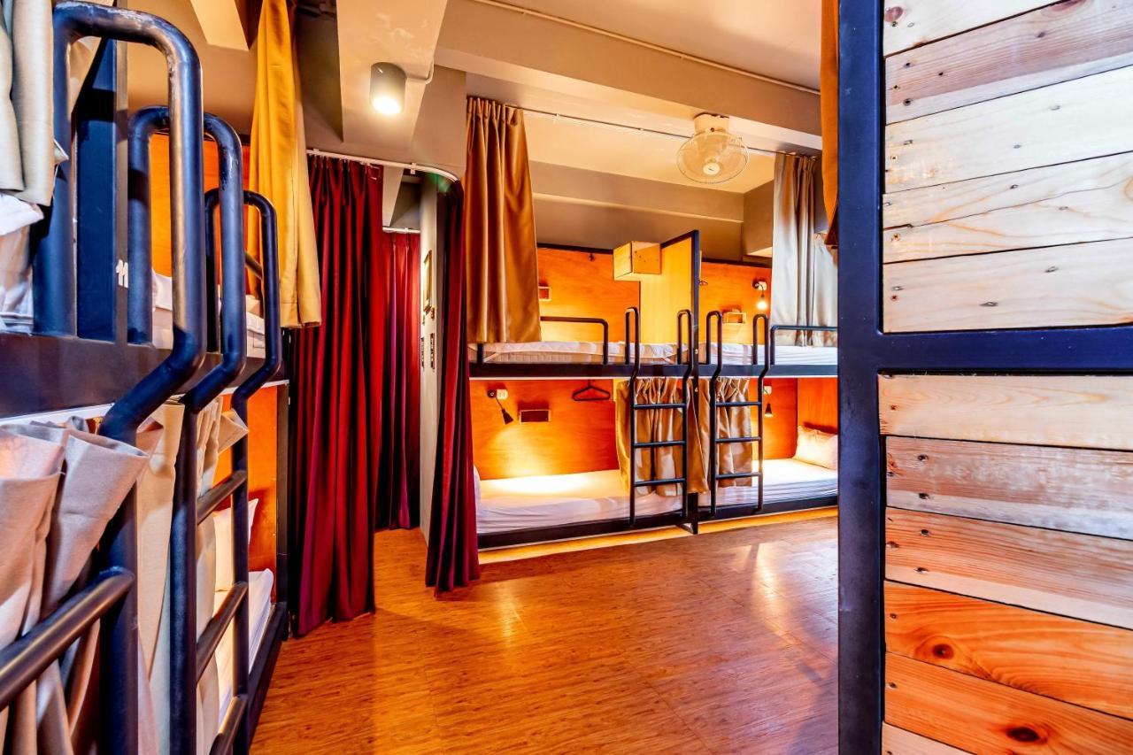 Thonglor Travellers Hostel And Cafe Bangkok Esterno foto