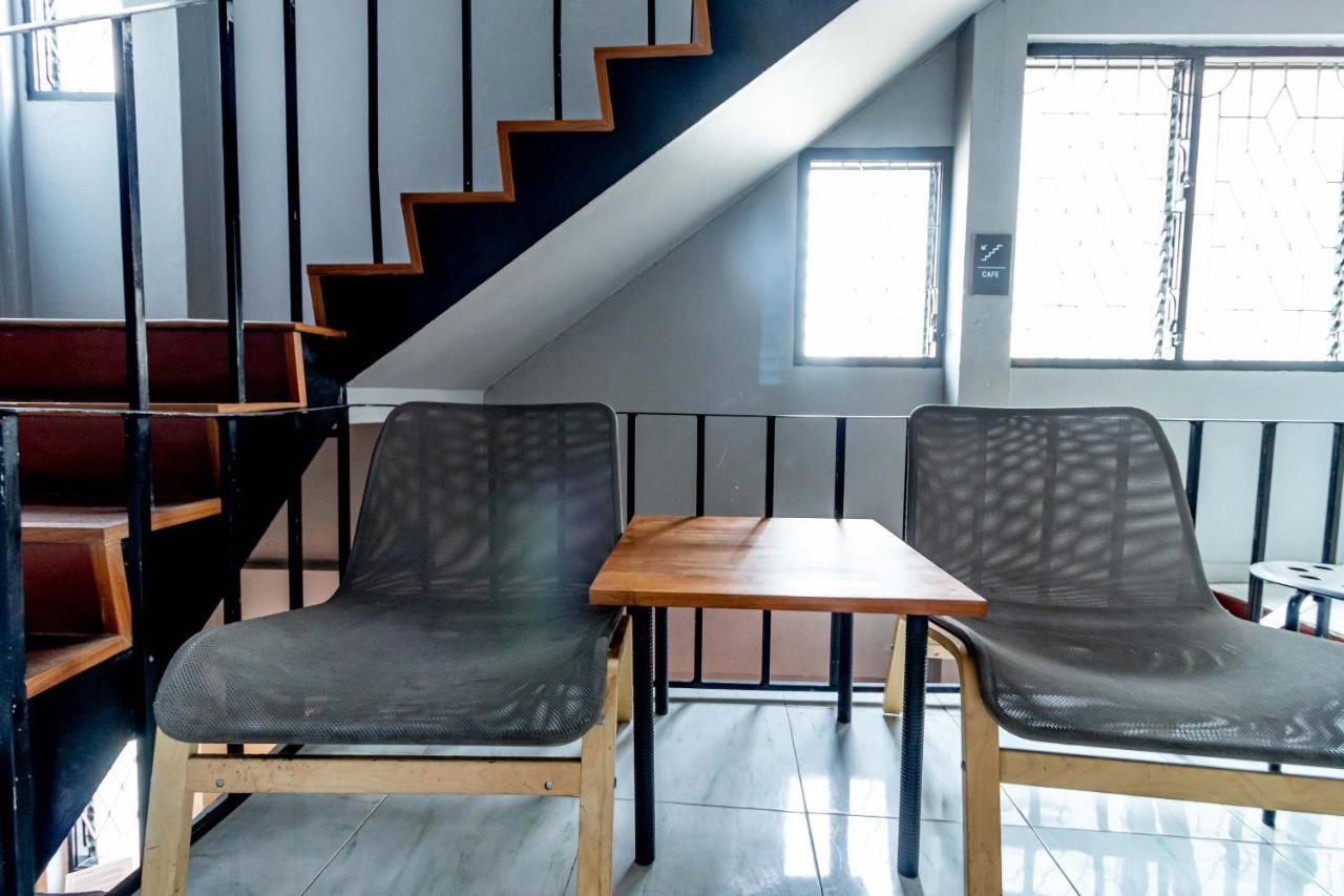 Thonglor Travellers Hostel And Cafe Bangkok Esterno foto