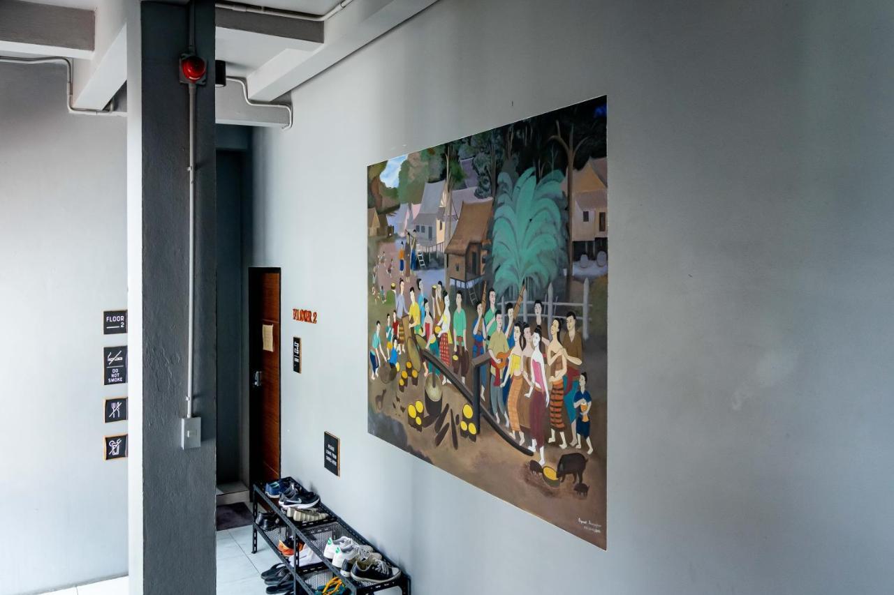 Thonglor Travellers Hostel And Cafe Bangkok Esterno foto