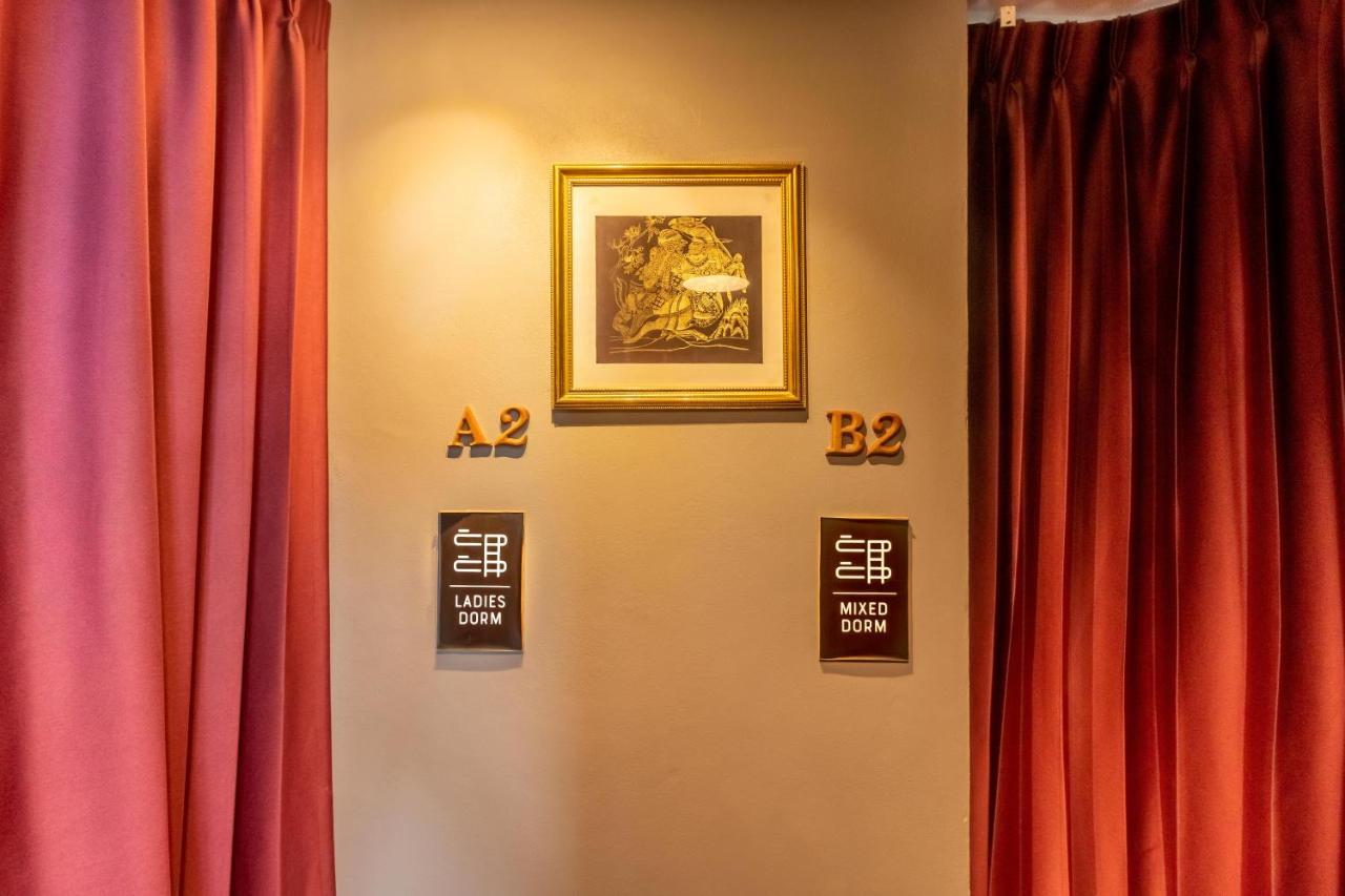 Thonglor Travellers Hostel And Cafe Bangkok Esterno foto