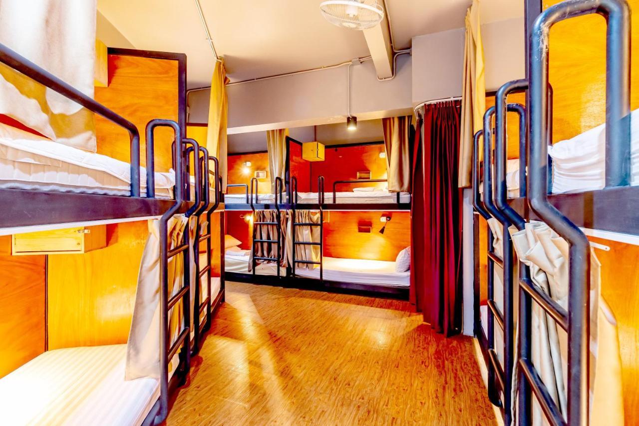 Thonglor Travellers Hostel And Cafe Bangkok Esterno foto