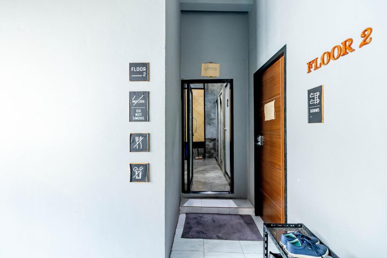Thonglor Travellers Hostel And Cafe Bangkok Esterno foto