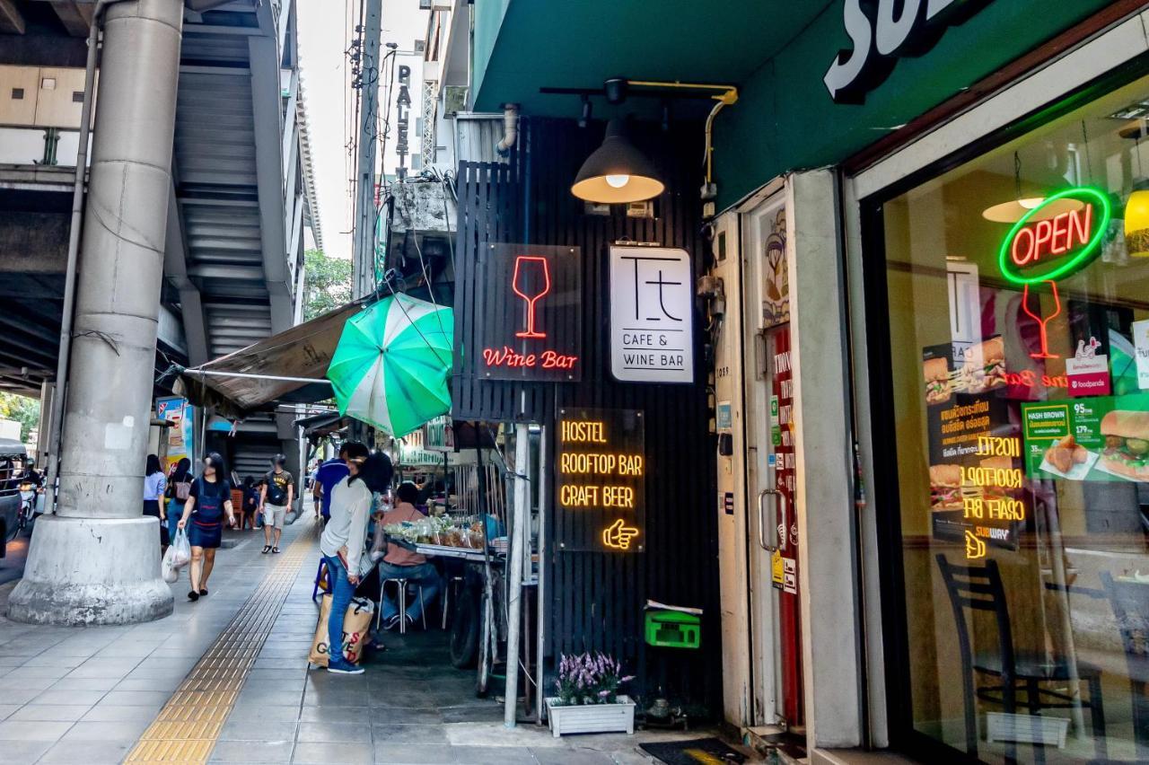 Thonglor Travellers Hostel And Cafe Bangkok Esterno foto