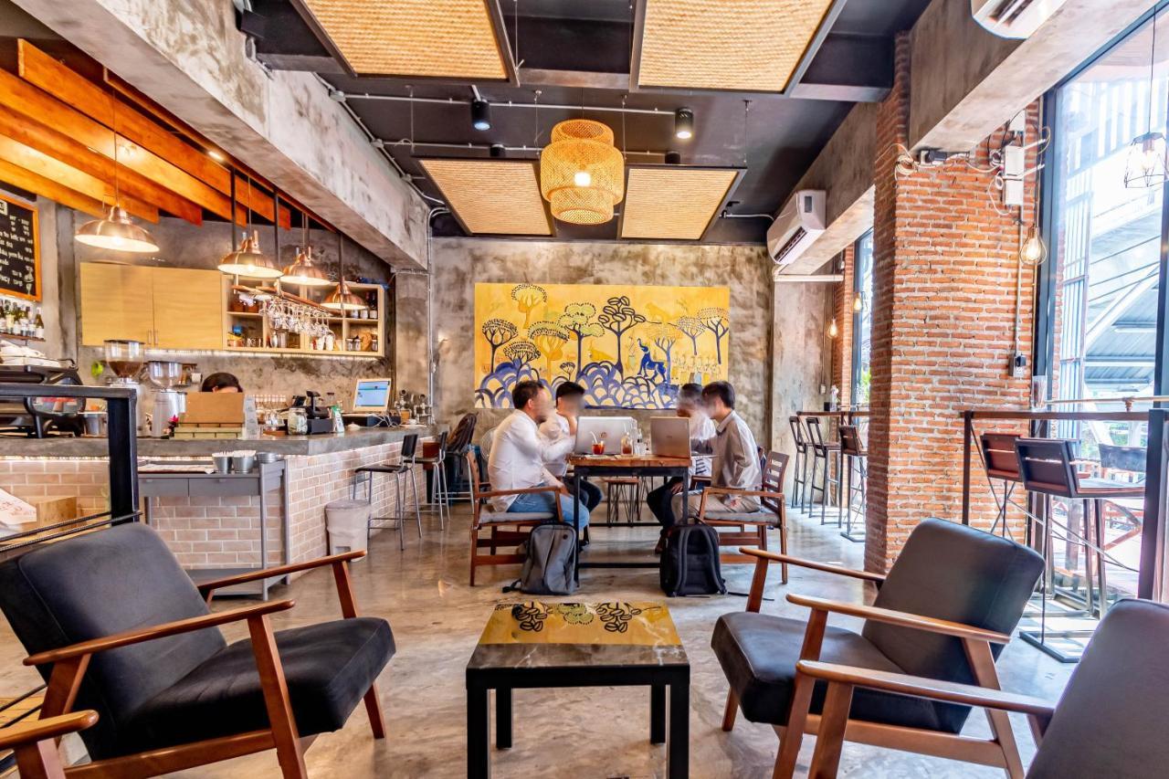 Thonglor Travellers Hostel And Cafe Bangkok Esterno foto