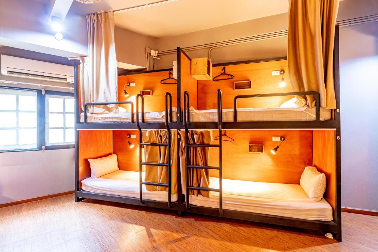 Thonglor Travellers Hostel And Cafe Bangkok Esterno foto