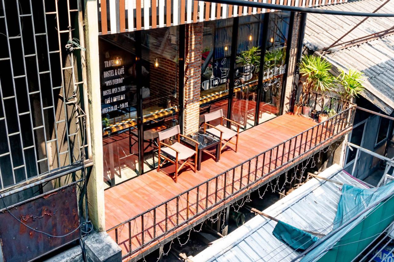 Thonglor Travellers Hostel And Cafe Bangkok Esterno foto