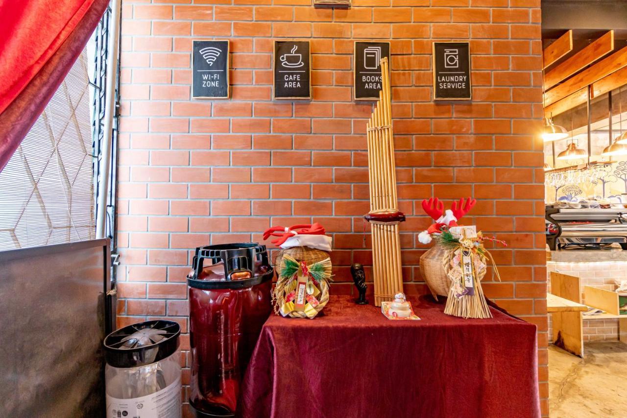 Thonglor Travellers Hostel And Cafe Bangkok Esterno foto