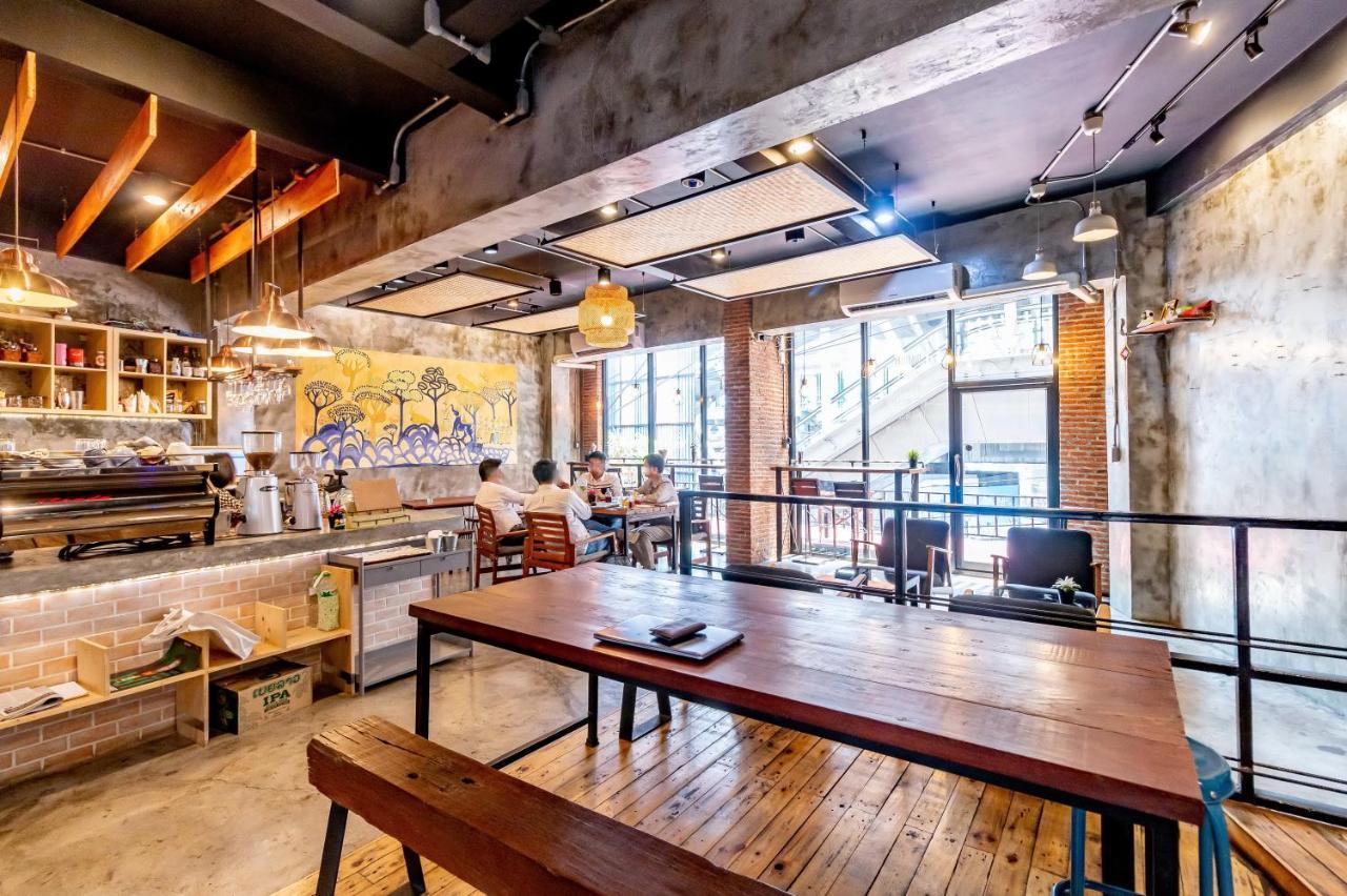 Thonglor Travellers Hostel And Cafe Bangkok Esterno foto