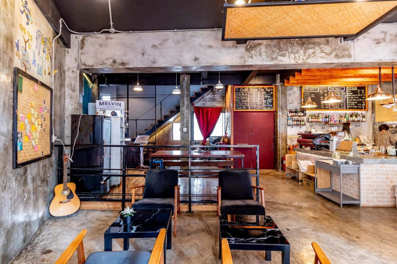 Thonglor Travellers Hostel And Cafe Bangkok Esterno foto