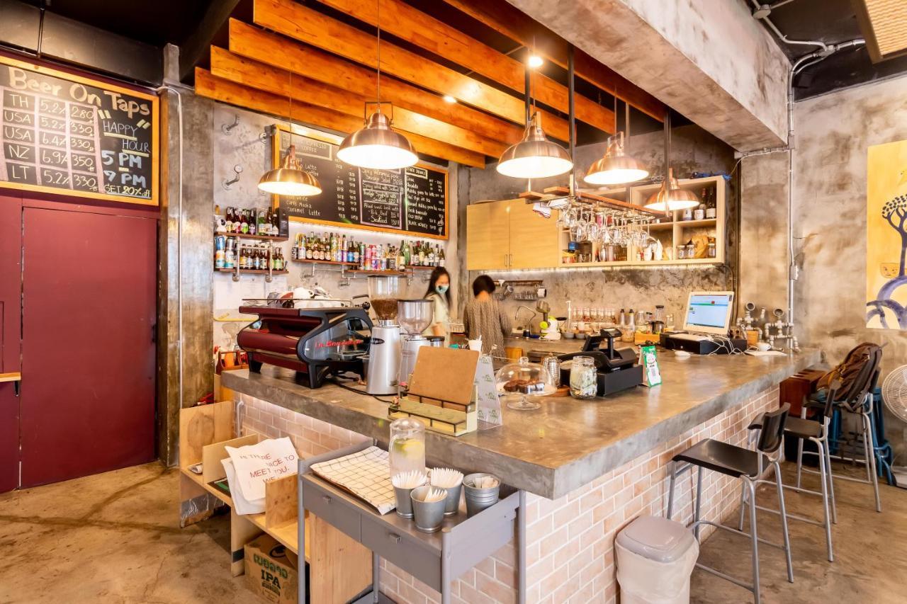 Thonglor Travellers Hostel And Cafe Bangkok Esterno foto