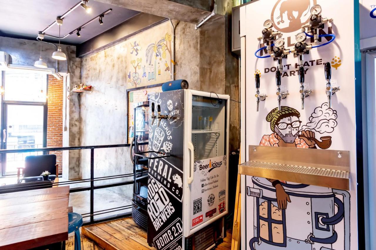 Thonglor Travellers Hostel And Cafe Bangkok Esterno foto