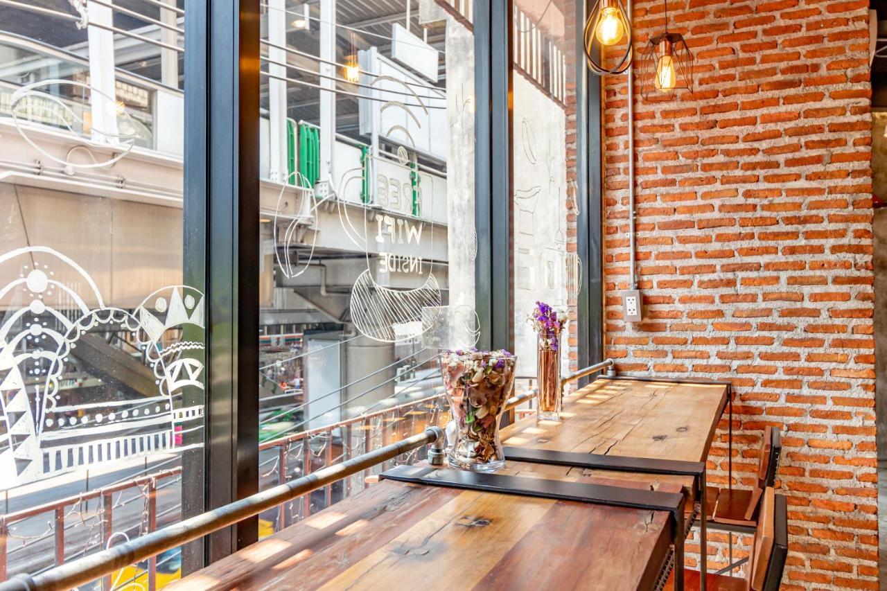 Thonglor Travellers Hostel And Cafe Bangkok Esterno foto