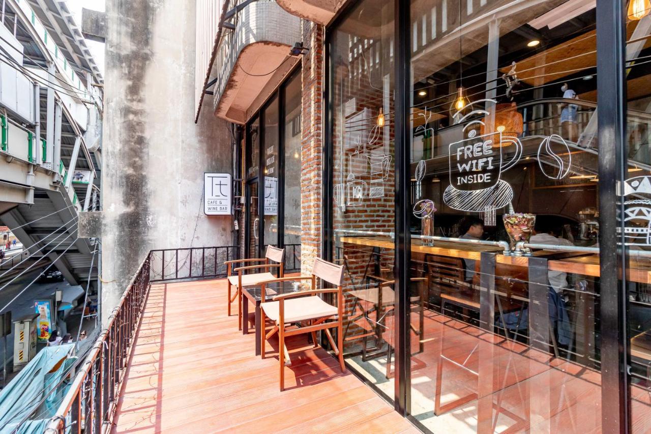 Thonglor Travellers Hostel And Cafe Bangkok Esterno foto