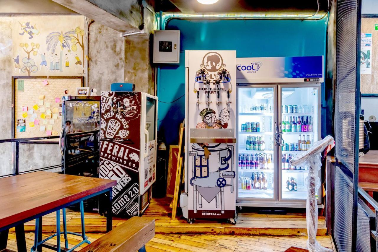 Thonglor Travellers Hostel And Cafe Bangkok Esterno foto